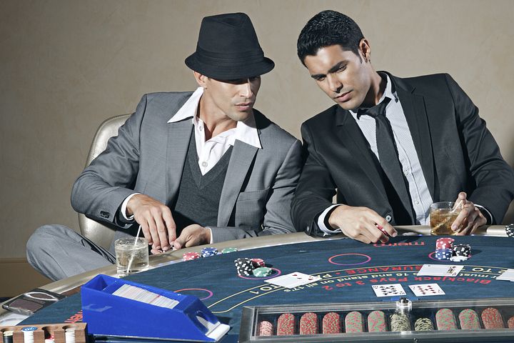 Joueurs, poker, chapeau, jetons, costume, cravate, table, cartes